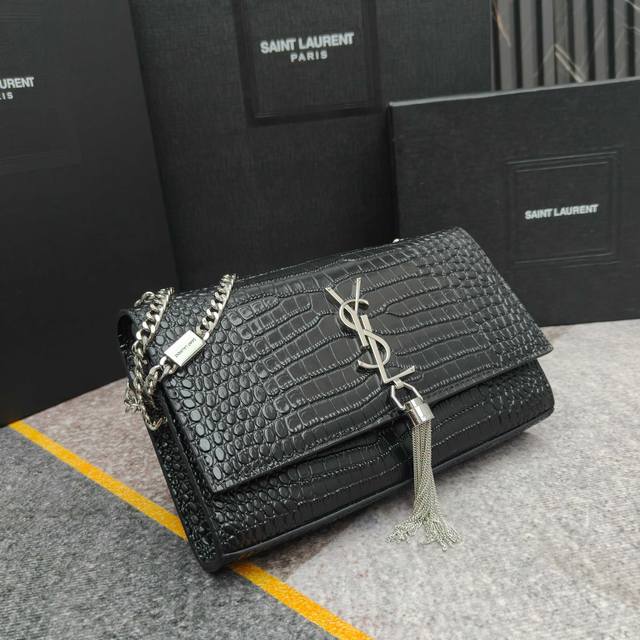 Yslsaint Laurent Slp时尚博主Chiara Ferragni 各大明星同款金属Logo金闪闪做工精细 皮料超美 方便实用型 款号:8832#S Yslsaint Laurent Slp时尚博主Chiara Ferragni 各大明星同款金属Logo金闪闪做工精细 皮料超美 方便实用型 款号:8832#S