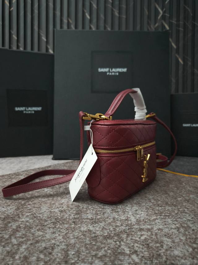 包治百病 羊皮质感的小Gaby，也是Rose同款空间大，手提单肩斜挎背皆可，盒子款百搭时髦编码:766731尺寸:18X11X6.5Cm，766731