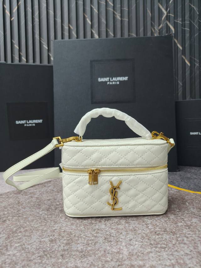 包治百病 羊皮质感的小Gaby，也是Rose同款空间大，手提单肩斜挎背皆可，盒子款百搭时髦编码:766731尺寸:18X11X6.5Cm，766731