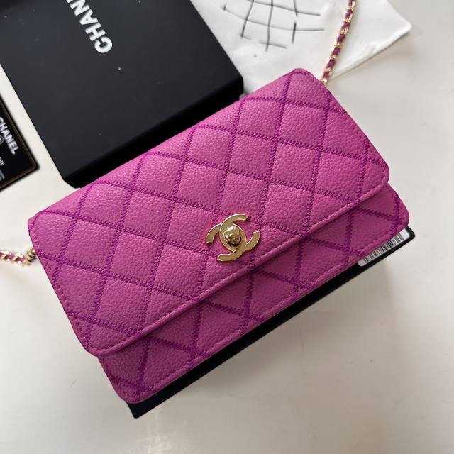 配盒子 33814 经典锁 香奈儿Woc经典发财包 可斜挎单肩，链条可收入包内作为手包使用上身后超显大气..，别看小小的，这个很能装哦，包内有卡位，拉链位，零钱