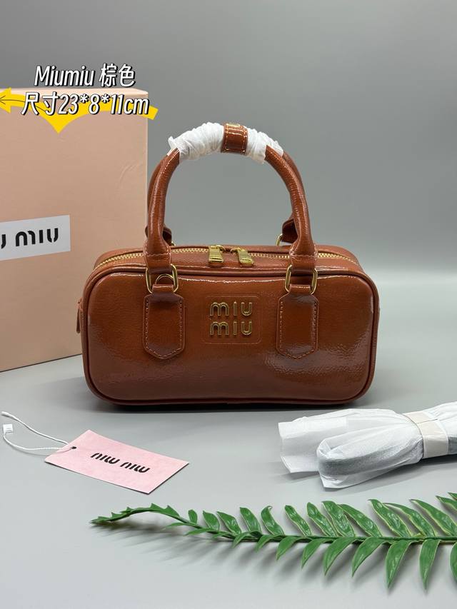 配包装 高级复古油蜡皮面料 一下子高级感拉满 Miumiu新款保龄球 尺寸23.8.11Cm