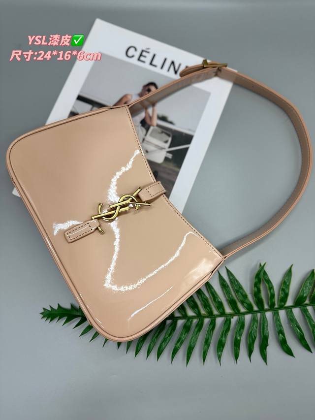 漆皮出货 Ysl腋下包 尺寸:24×16×6Cm 圣罗兰腋下包质感好！ 必备单品推荐