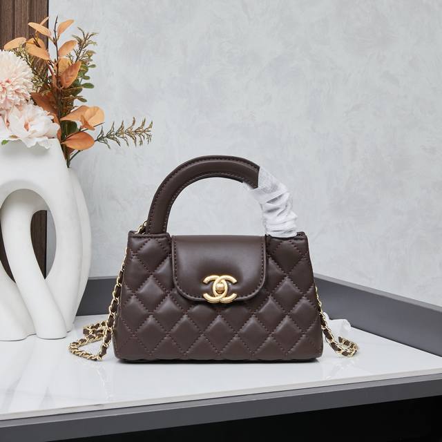 新款配盒子 Chanel 23新款Kelly链条包 Chanel 23K Kelly 冬走秀爆款，绝美巴黎女性气质真的是太喜欢啦 尺寸尺寸20X12X5。 款号