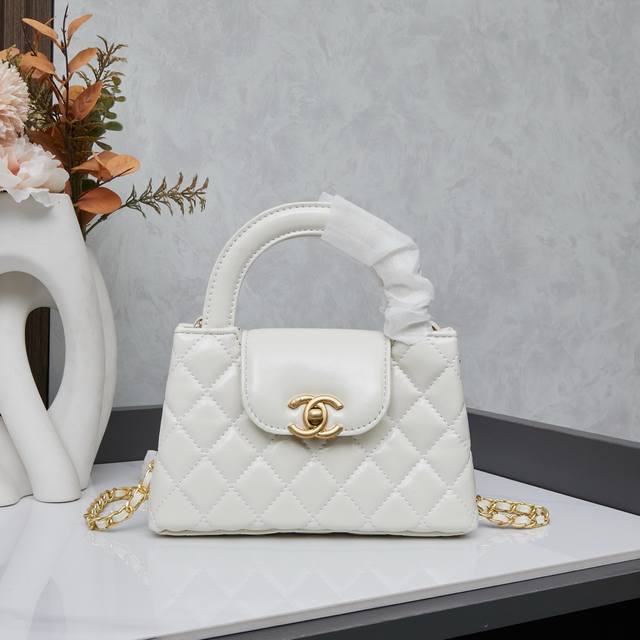 新款配盒子 Chanel 23新款Kelly链条包 Chanel 23K Kelly 冬走秀爆款，绝美巴黎女性气质真的是太喜欢啦 尺寸尺寸20X12X5。 款号