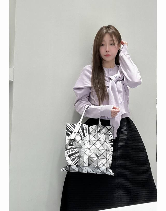 原单跑量 Bao Bao Issey Miyake|漫趣透光6格 被这款三宅包包美到失语 多巴胺配色包包,出街吸睛神器 亮眼的黄色主调搭配上绚丽多彩的几何图案 原单跑量 Bao Bao Issey Miyake|漫趣透光6格 被这款三宅包包美到失语 多巴胺配色包包,出街吸睛神器 亮眼的黄色主调搭配上绚丽多彩的几何图案