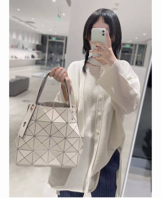 原单跑量 Isseymiyake Baobao|三宅一生 新款 Carat 钻石包,这系列的颜色都好高级~可以手提和单肩~手腕两个扣可以调节长度~有两个尺寸可以 原单跑量 Isseymiyake Baobao|三宅一生 新款 Carat 钻石包,这系列的颜色都好高级~可以手提和单肩~手腕两个扣可以调节长度~有两个尺寸可以