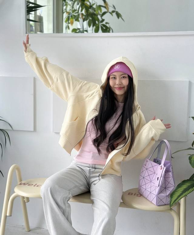 原单跑量 Isseymiyake Baobao｜三宅一生 新款 Carat 钻石包，这系列的颜色都好高级~可以手提和单肩~手腕两个扣可以调节长度~有两个尺寸可以