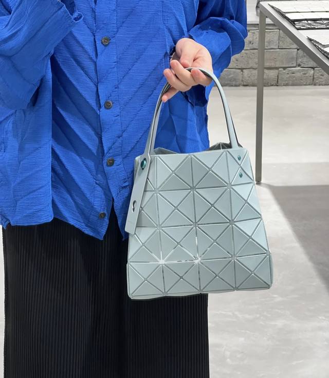 原单跑量 Isseymiyake Baobao｜三宅一生 新款 Carat 钻石包，这系列的颜色都好高级~可以手提和单肩~手腕两个扣可以调节长度~有两个尺寸可以