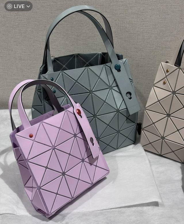 原单跑量 Isseymiyake Baobao｜三宅一生 新款 Carat 钻石包，这系列的颜色都好高级~可以手提和单肩~手腕两个扣可以调节长度~有两个尺寸可以
