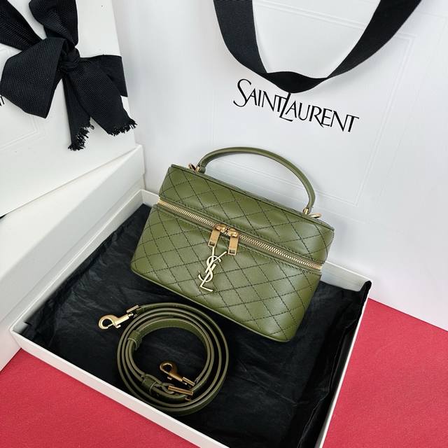 正品原厂皮 最新爆款羊皮革肩带手拿包化妆包到货！环绕式拉链手拿包，饰以 和菱形绗缝包缝、羊皮内衬、古铜色配件拉链开合一个卡片槽位、此款多功能单品配有皮革顶部提手