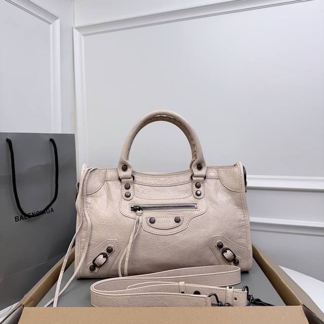 巴家，＂时代眼泪＂进口爆裂纹羊皮老款改款机车包经典系列重现，时尚潮流，比旧版更简洁大方，轻巧，30Cm*20Cm*11Cm。