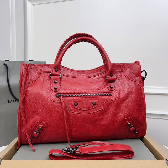 巴家，＂时代眼泪＂进口爆裂纹羊皮老款旧改机车包经典系列重现，时尚潮流，比旧版更简洁大方，轻巧，38Cm*25Cm*14Cm。