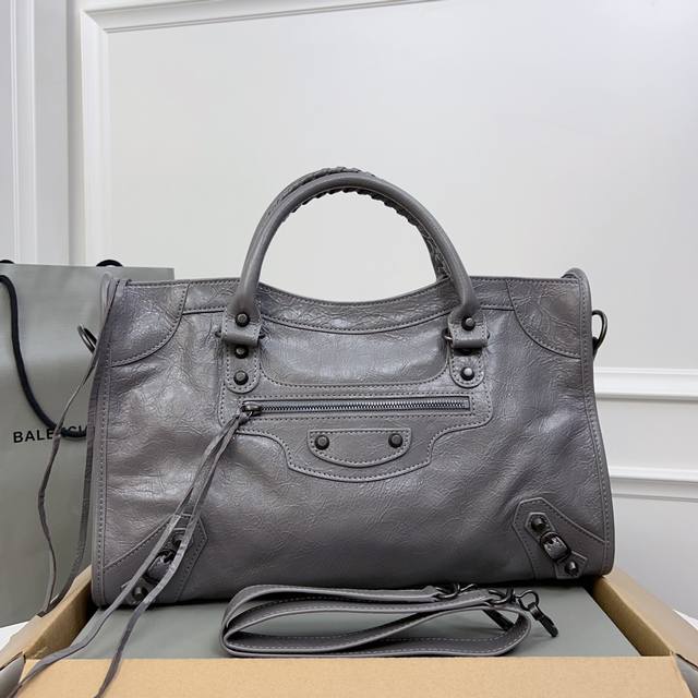 巴家，＂时代眼泪＂进口爆裂纹羊皮老款旧改机车包经典系列重现，时尚潮流，比旧版更简洁大方，轻巧，38Cm*25Cm*14Cm。