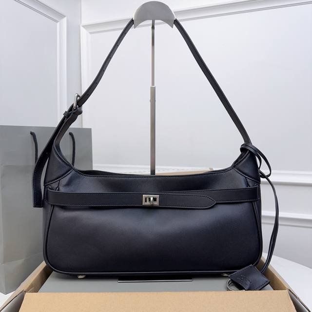 全新Bel Air系列单肩包包型随性不羁又不失格调，设计感十足无论是休闲还是正装都能完美Hold住 展现出独特的都市时尚态度搭配可调节肩带 尺寸：长29.9 X