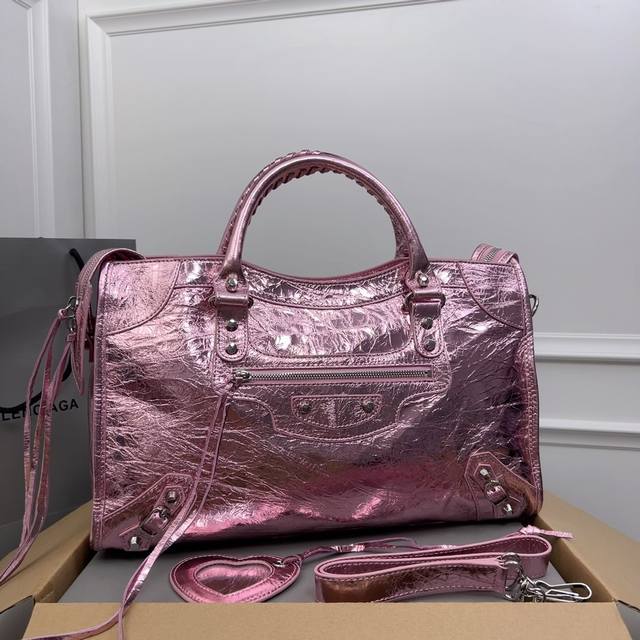 巴黎世家机车 银粉色 爆裂纹进口羊皮 ，Classic Gold City Black 意大利原厂进口爆裂纹羊皮，皮纹爆裂，皮有香味，超流行平钉银扣皮拉头，独家