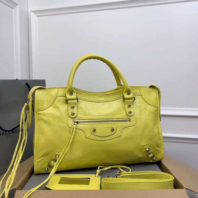 巴黎世家机车 顶级好货。柠檬黄 爆裂纹进口羊皮 ，Classic Gold City Black 意大利原厂进口爆裂纹羊皮，皮纹爆裂，皮有香味，超流行平钉银扣皮