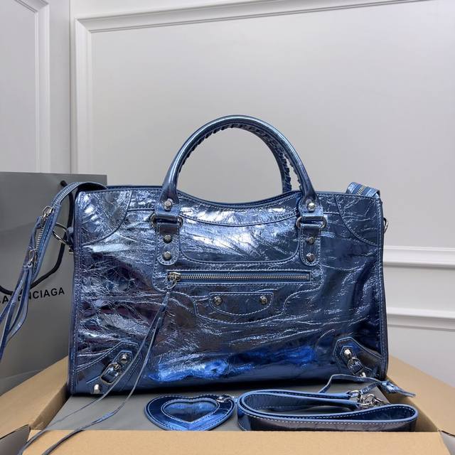 巴黎世家机车 顶级好货。金属蓝 爆裂纹进口羊皮 ，Classic Gold City Black 意大利原厂进口爆裂纹羊皮，皮纹爆裂，皮有香味，超流行平钉银扣皮