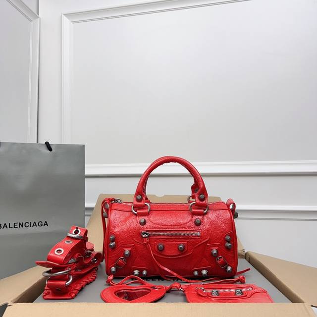 独家背景 实物实拍 最新款迷你旅行包 爆裂纹羊皮 旅行包 两个皮革手编提手 可调可拆卸肩带 40厘米 皮革编织肩垫 做旧银色金属配件 拉链闭合,配打结皮革拉片 独家背景 实物实拍 最新款迷你旅行包 爆裂纹羊皮 旅行包 两个皮革手编提手 可调可拆卸肩带 40厘米 皮革编织肩垫 做旧银色金属配件 拉链闭合,配打结皮革拉片