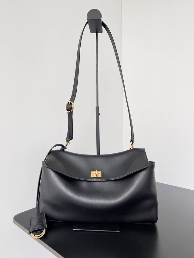 特惠 超火爆的Rodeo系列全新推出了肩背包在手腕位置做了小小改动这次去掉了手腕,搭配可拆卸肩带,一秒切换成超优雅的手拿包 多种风格Get 款号:821787黑 特惠 超火爆的Rodeo系列全新推出了肩背包在手腕位置做了小小改动这次去掉了手腕,搭配可拆卸肩带,一秒切换成超优雅的手拿包 多种风格Get 款号:821787黑