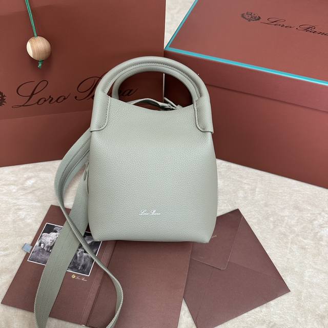 Loro Piana 中水桶 Bale中号手袋 颜色:干龙篙绿 这款中号水桶包采用优质皮革制成,灵感来自羊绒捆包的别致形状和名称。采用双手柄设计,内部设有一个袢 Loro Piana 中水桶 Bale中号手袋 颜色:干龙篙绿 这款中号水桶包采用优质皮革制成,灵感来自羊绒捆包的别致形状和名称。采用双手柄设计,内部设有一个袢