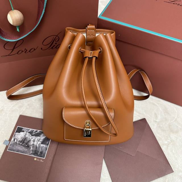 Loro Piana Extra 抽绳双肩包 颜色：棕色平纹 作为Extra系列精致典雅的新成员，Extra 双肩包轻松融合标志性细节与实用功能。这款双肩包采用