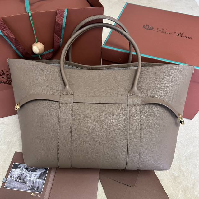 Loro Piana 诺悠翩雅 Ghiera Shopper 大号购物袋 岩石灰 采用粒面皮革精制而成，超大容量设计，Ghiera环扣营造出别致的“腰带”效果，