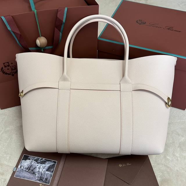 Loro Piana 诺悠翩雅 Ghiera Shopper 大号购物袋 奶油蜂蜜色 采用粒面皮革精制而成,超大容量设计,Ghiera环扣营造出别致的“腰带”效 Loro Piana 诺悠翩雅 Ghiera Shopper 大号购物袋 奶油蜂蜜色 采用粒面皮革精制而成,超大容量设计,Ghiera环扣营造出别致的“腰带”效