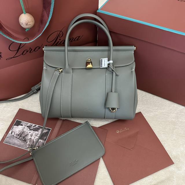 Loom L25小号手提包 颜色：光辉绿 Loom手袋向Loro Piana悠久的纺织传统致意，翻盖下方的金属条让人不禁联想起布料从工匠的织机上轻柔垂下的场景，