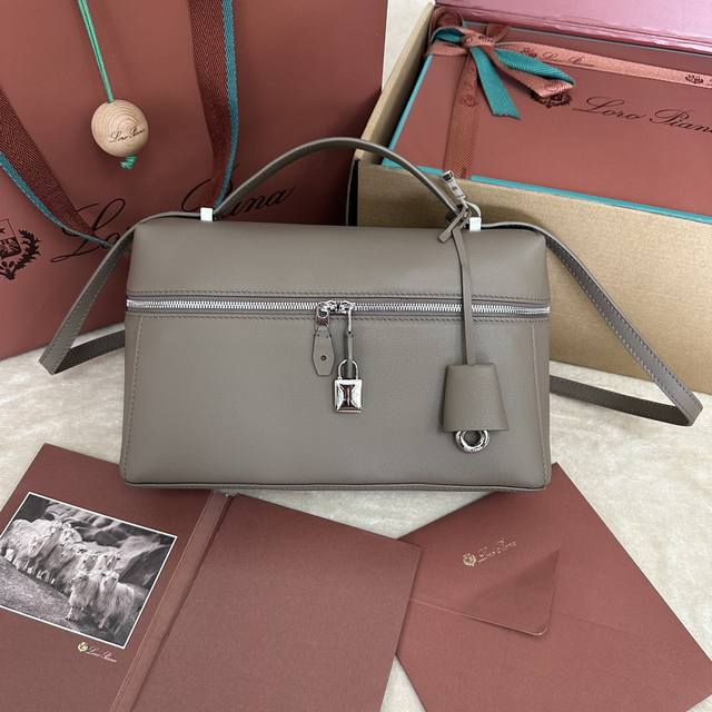 Loro Piana 秋冬新款 Extra Bag 升级版本 L27 暖米色 对版原厂进口牛皮 特级纯钢五金 内里对版反绒牛皮 完美复刻，细节秒杀市面通货。 尺