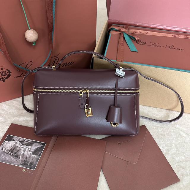 Loro Piana 秋冬新款 Extra Bag 升级版本 L27 红豆色平纹 对版原厂进口牛皮 特级纯钢五金 内里对版反绒牛皮 完美复刻，细节秒杀市面通货。