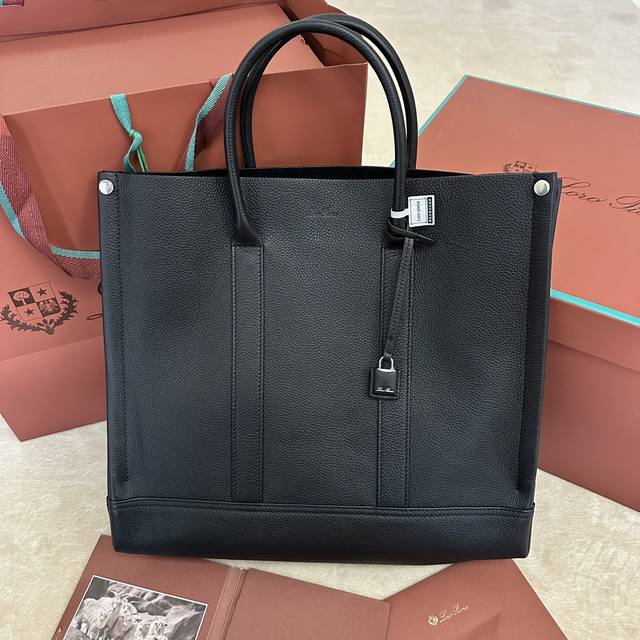 本款只配礼品袋木球 Loro Piana Beam 小号托特包 黑色 这款手袋以织机的重要部件“织轴” Beam 命名,向Loro Piana丰富的纺织传统致敬 本款只配礼品袋木球 Loro Piana Beam 小号托特包 黑色 这款手袋以织机的重要部件“织轴” Beam 命名,向Loro Piana丰富的纺织传统致敬