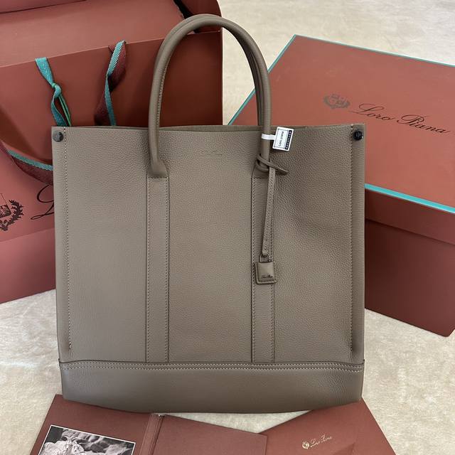 本款只配礼品袋木球 Loro Piana Beam 小号托特包 深棕色 这款手袋以织机的重要部件“织轴” Beam 命名，向Loro Piana丰富的纺织传统致