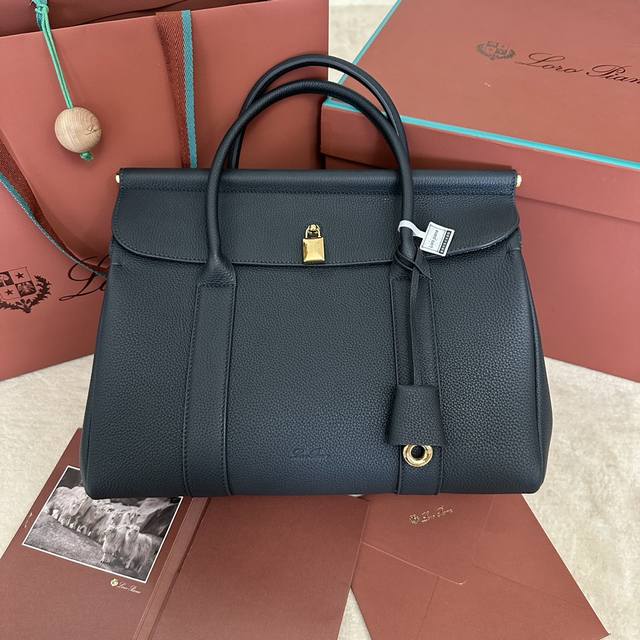 Loro Piana Loom L32手袋 颜色：深宝蓝 Loom手袋向Loro Piana悠久的纺织传统致意，翻盖下方的金属条让人不禁联想起布料从工匠的织机上