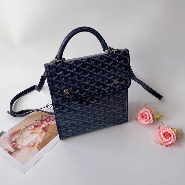 小号双肩包 Goyar 戈雅多功能双肩包 Goyard手绘花纹有自己的特色，不管是亮眼的鲜艳色，还是低调的深色系，拿起来都很显质感，简单大方，时尚 百搭原版皮，