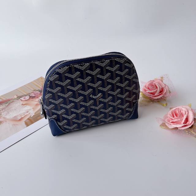 新品上市Vendome Pouch款迷你贝壳形状的化好包～整个包包都是软软的非常适合搭配购物袋使用～容积：日常生活化妆品及包包里面该有的小杂物款号:贝壳化妆包