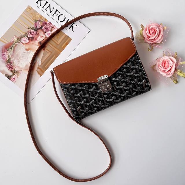 戈家 Chypre斜挎包的设计既有钱包的特点，又有手袋的构思，既巧妙又实用。包内有 6 个卡位，还有一条可拆卸可调节的皮质肩带，可肩背、斜挎或手拎款号:2889