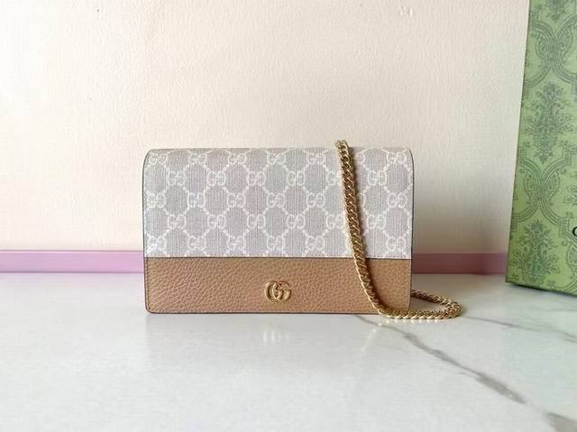 顶配版 Gg Marmont系列这款Gg Marmont系列链条包采用经典耐看的粉色皮革制作,为Aria-时尚咏叹调 系列再添经典之作。双G配件源于70年代的腰 顶配版 Gg Marmont系列这款Gg Marmont系列链条包采用经典耐看的粉色皮革制作,为Aria-时尚咏叹调 系列再添经典之作。双G配件源于70年代的腰