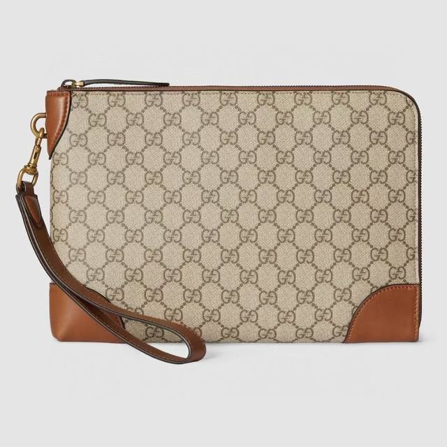 顶配版 全新Gg Emblem系列男士旅行单品焕新诠释品牌的隽永优雅风范和精湛工艺。这款商务包以全新米色和深棕色Gg字母图案涂层织物匠心打造,设有三个内部卡片隔 顶配版 全新Gg Emblem系列男士旅行单品焕新诠释品牌的隽永优雅风范和精湛工艺。这款商务包以全新米色和深棕色Gg字母图案涂层织物匠心打造,设有三个内部卡片隔