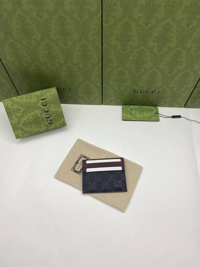 顶配版 配绿盒包装 饰Gg细节卡片夹。这款卡片夹采用米色和乌木色Gg Supreme帆布精制而成，品牌典藏细节尽展高雅韵致。采用黑色小巧Gg配件细节，为整体设计