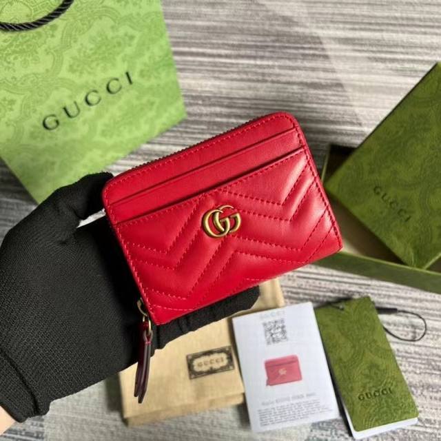 顶配版 原厂皮 671772Gucci Aria 系列探索了档案设计，重新诠释了品牌的标志性代码。Gg Marmont 采用奶茶色皮革制成，随着带拉链开合的马特