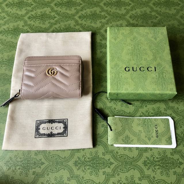 顶配版 原厂皮 671772Gucci Aria 系列探索了档案设计，重新诠释了品牌的标志性代码。Gg Marmont 采用奶茶色皮革制成，随着带拉链开合的马特