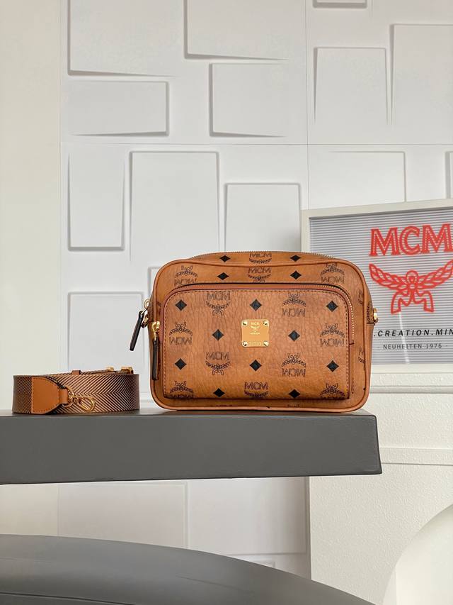 小号#斜挎单肩相机包 升级版 独家经典干邑色 这款Aren斜挎包包如其名，是打造时尚造型需要的主要包袋，专为全球的移动一族设计制作，其轻盈的构造使您行动更为自如