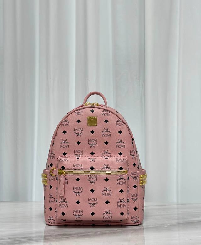 最新版本 新版桃花粉小号#双肩背包 Cp独家老花满印 这一标志性的便携单品展现了全球移动一族的无限精神。这款Stark双肩背包采用经典Visetos及天然Nap