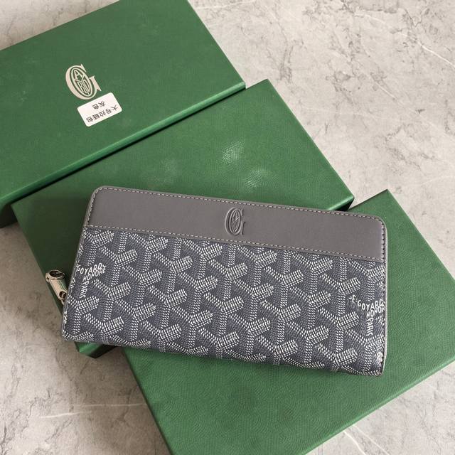 高版本 跑量 Matignon 大号钱包为长款设计，全拉链开合确保安全。它含有 12 个卡槽、中央拉链口袋和两个大储物格，可存放卡片、纸钞、硬币和其他日常证件。