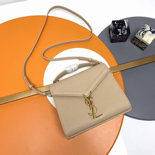 原单20Cm .#_迷你尺寸原厂皮版本鱼子酱纹手拎包！这个系列特别的设计就是它的旋转式金属扣，匠心设计工艺复杂程度非同一般；内部设有隔层分开形成两个宽敞的内袋及