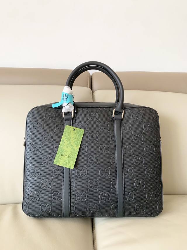 官网同步，男士公文包男神范尽显独特气质低调又奢华 采用进口面头层压花牛皮，今年重金打造火爆款 国内首屈一指的工艺打造经典不凡的时尚原版特制五金进口皮尺寸:37X