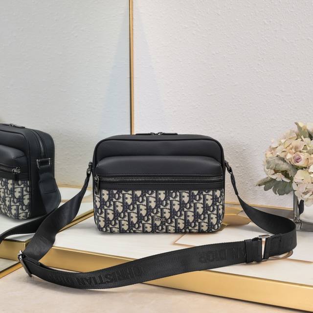 升级版本 大号 这款Rider 2.0拉链式信使包实用而精巧，是日常生活的理想单品。采用黑色Oblique 印花面料精心制作，正面饰以Dior 标志，点缀以黑色