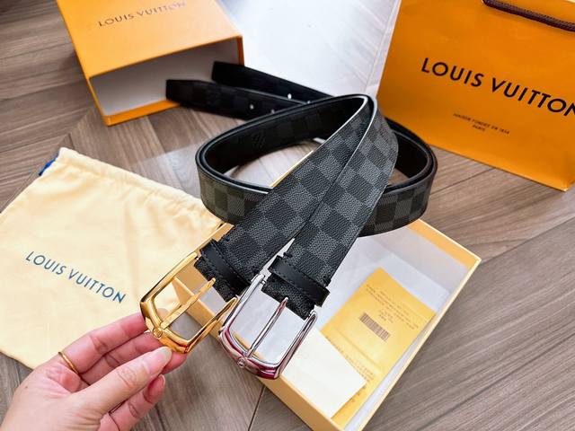 路易威登休闲针扣腰带，风格成熟而休闲的Slender 35 毫米 双面腰带：Damier面散发都市气息，柔滑的牛皮革面配上金属搭扣，是商务休闲服装造型的搭配.精