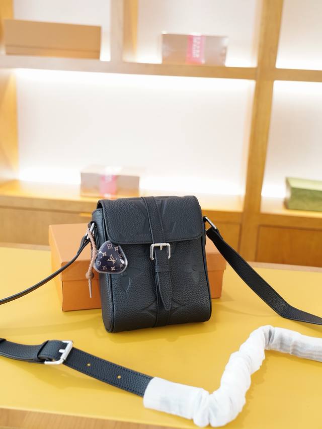 路易威登 官网同步 高版本 斜挎单肩背包 永恒不过时的标志性产品 纯原单小牛皮 顶级五金制作 非市面普通版本 贸易公司订单货 全部实拍 实用性非常高 完全不用担
