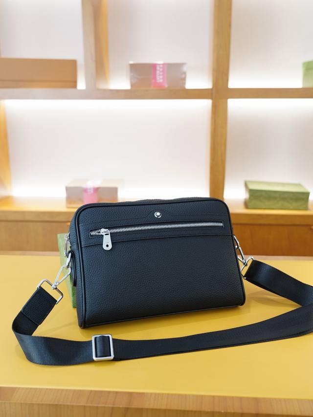 Mont Blanc万宝龙 官网同步 高版本 斜挎单肩背包 永恒不过时的标志性产品 纯原单小牛皮 顶级五金制作 非市面普通版本 贸易公司订单货 全部实拍 实用性